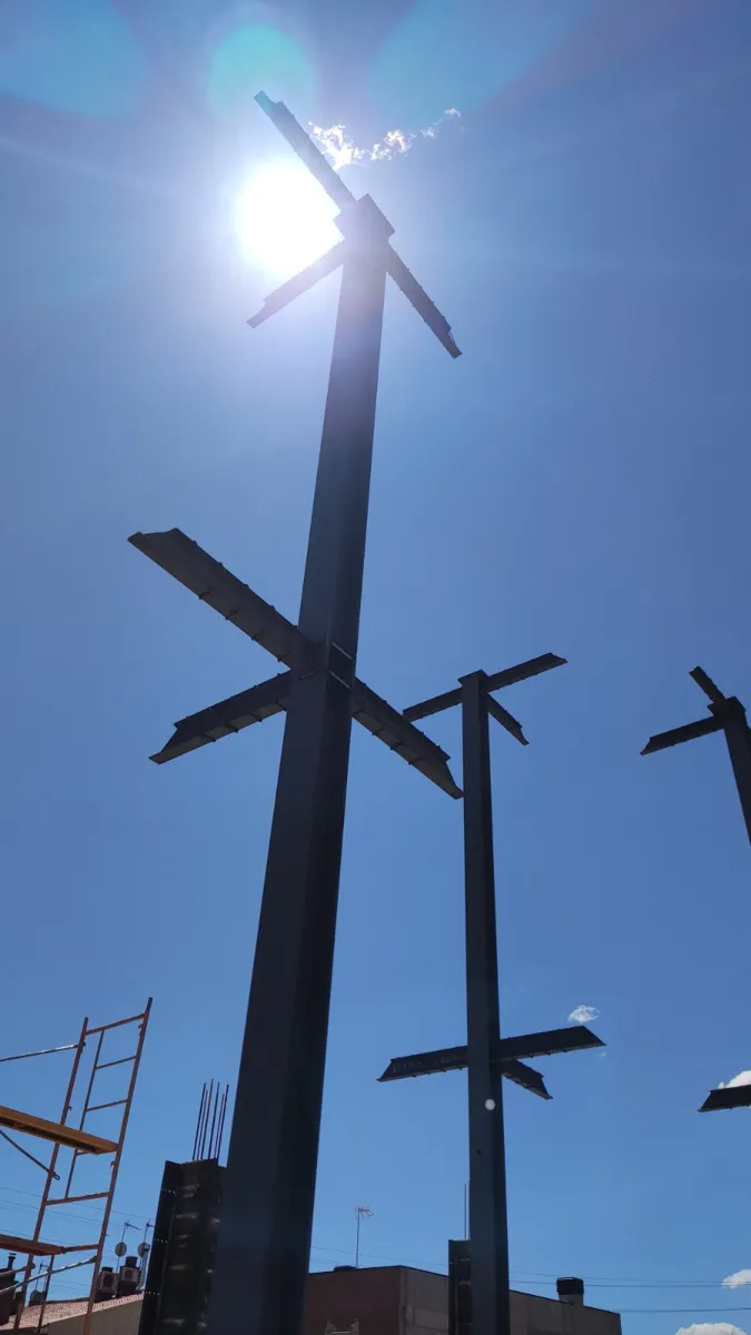 Steel columns with cross arms installed on site before the slab is poured